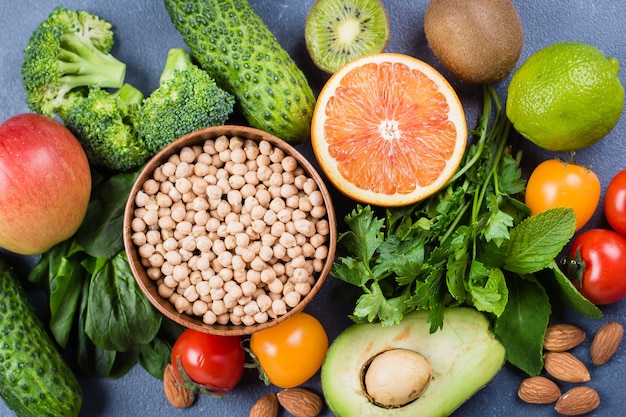 Concept de nourriture saine Fruits crus, légumes, noix, céréales sur fond de table en pierre de béton