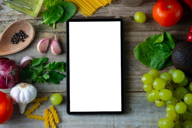 Concept de nourriture saine. Légumes frais et écran de la tablette. Espace de copie.