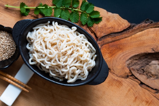 Concept de nourriture saine Nouilles biologiques ou spaghetti Shirataki Konjac dans une tasse en céramique noire