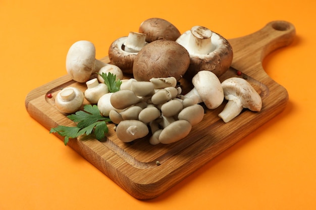 Concept de nourriture savoureuse aux champignons sur fond orange