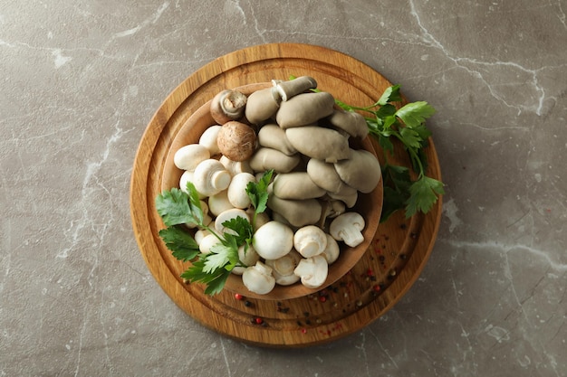 Concept de nourriture savoureuse aux champignons sur fond texturé gris