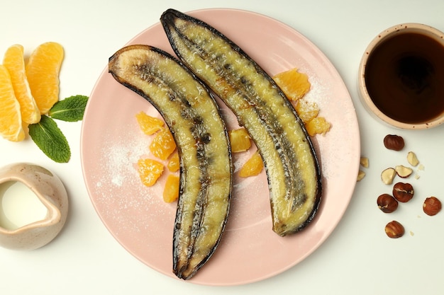 Concept de nourriture savoureuse avec banane grillée sur fond blanc