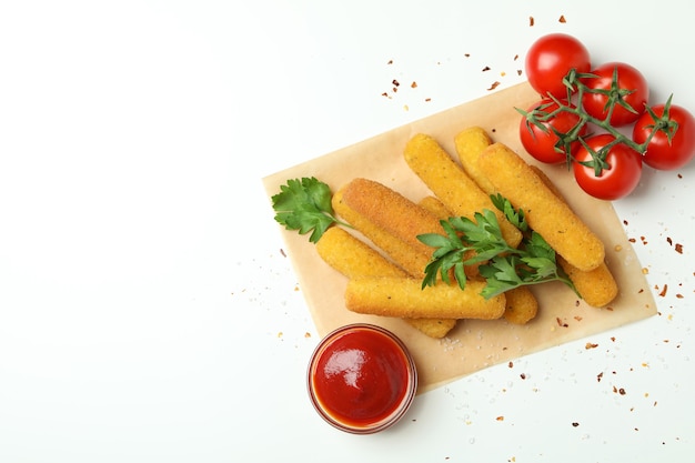 Concept de nourriture savoureuse avec des bâtonnets de fromage sur fond blanc