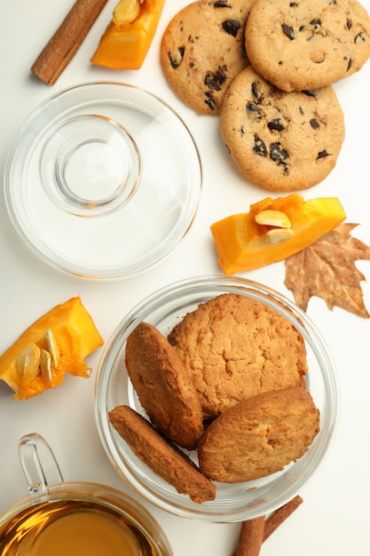 Concept de nourriture savoureuse avec des biscuits à la citrouille sur fond blanc.