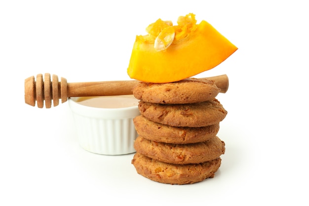 Concept de nourriture savoureuse avec des biscuits à la citrouille isolés sur fond blanc.