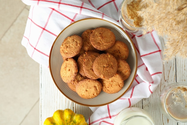 Concept de nourriture savoureuse avec des biscuits à la citrouille, vue de dessus.