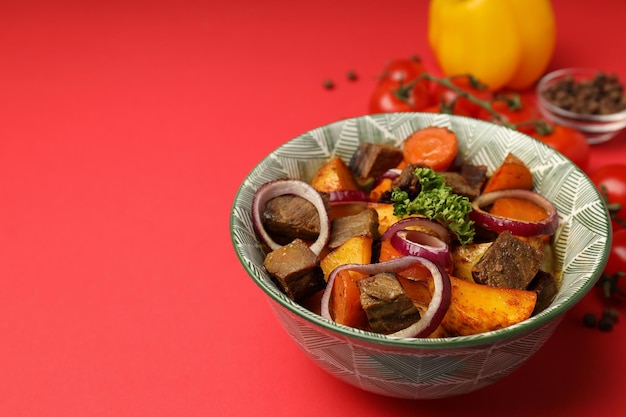 Concept de nourriture savoureuse avec boeuf aux légumes, espace pour le texte