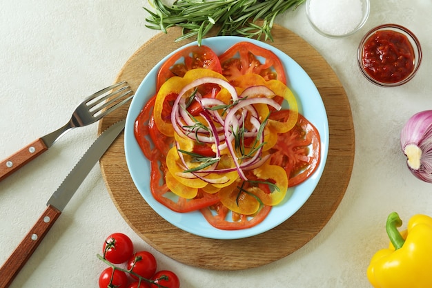 Concept de nourriture savoureuse avec carpaccio de tomates sur une table texturée blanche