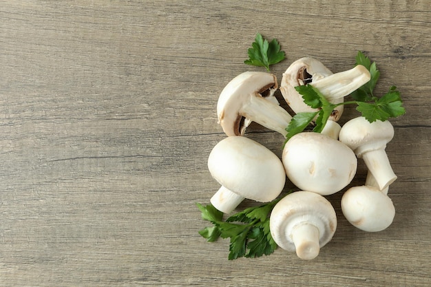 Concept de nourriture savoureuse avec champignon sur bois