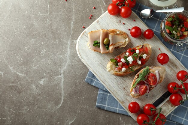 Concept de nourriture savoureuse avec des collations bruschetta