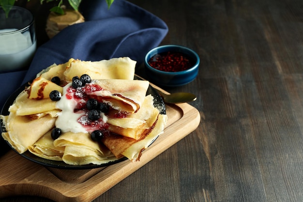 Concept de nourriture savoureuse avec des crêpes sur fond de bois