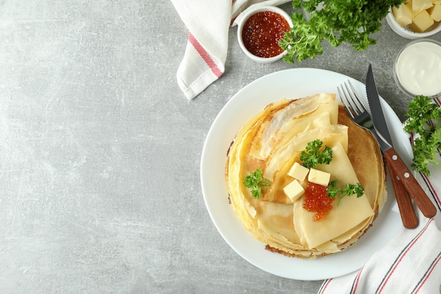 Concept de nourriture savoureuse avec des crêpes sur fond texturé gris