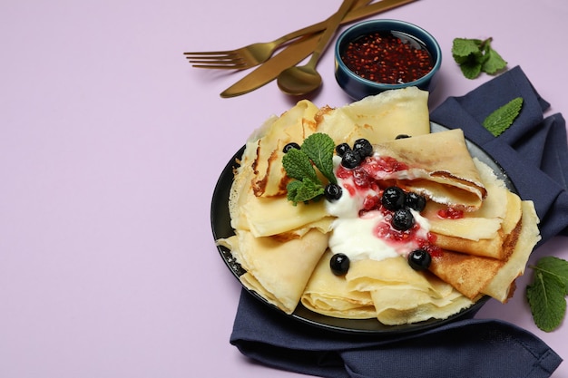 Concept de nourriture savoureuse avec des crêpes sur fond violet