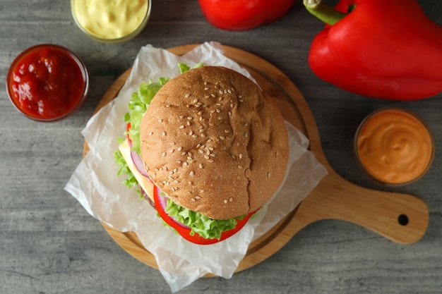 Concept de nourriture savoureuse avec un délicieux hamburger