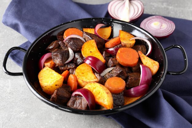 Concept de nourriture savoureuse avec du boeuf aux légumes, gros plan