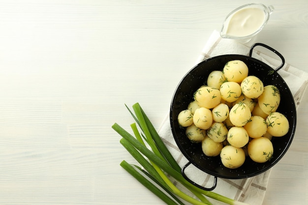 Concept de nourriture savoureuse avec espace de jeunes pommes de terre bouillies pour le texte