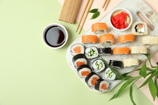 Concept de nourriture savoureuse avec un espace de sushi pour le texte