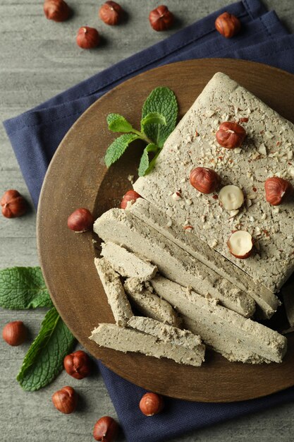 Concept de nourriture savoureuse avec halva sur fond de bois gris