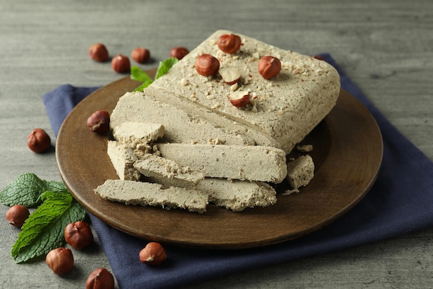 Concept de nourriture savoureuse avec halva sur fond de bois gris