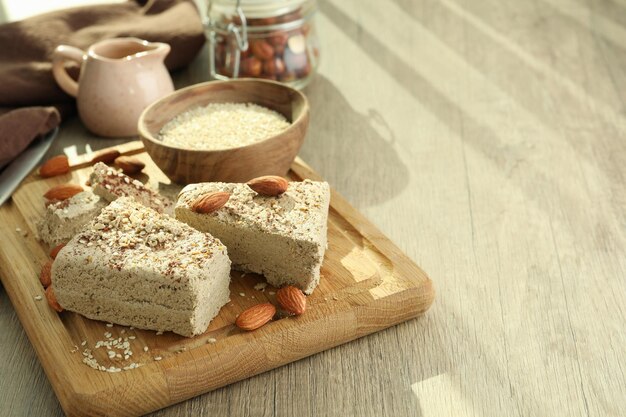 Concept de nourriture savoureuse avec halva sur fond de bois