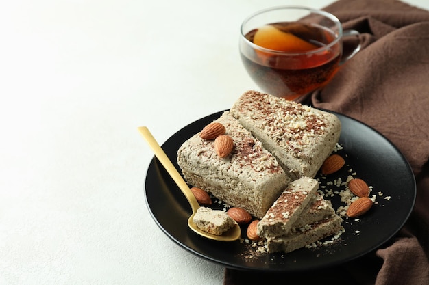 Concept de nourriture savoureuse avec halva sur fond texturé blanc