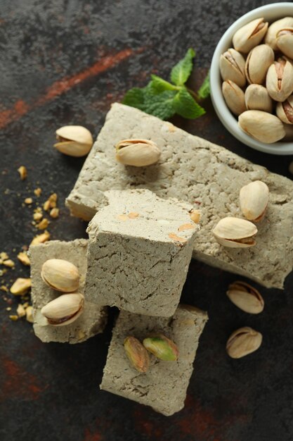 Concept de nourriture savoureuse avec halva sur fond texturé sombre