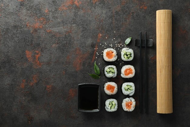 Concept de nourriture savoureuse avec maki sur fond texturé foncé