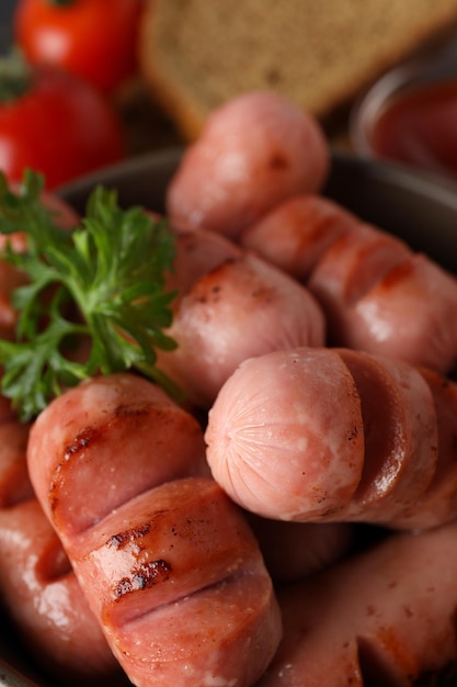 Concept de nourriture savoureuse mini-saucisse grillée en gros plan