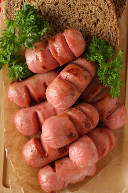 Concept de nourriture savoureuse, mini saucisse grillée, gros plan
