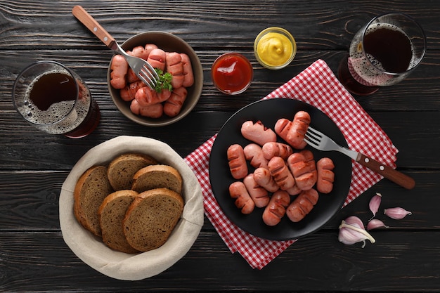 Concept de nourriture savoureuse, mini saucisse grillée, vue de dessus