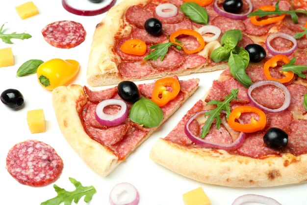 Concept de nourriture savoureuse avec pizza Salami sur fond blanc