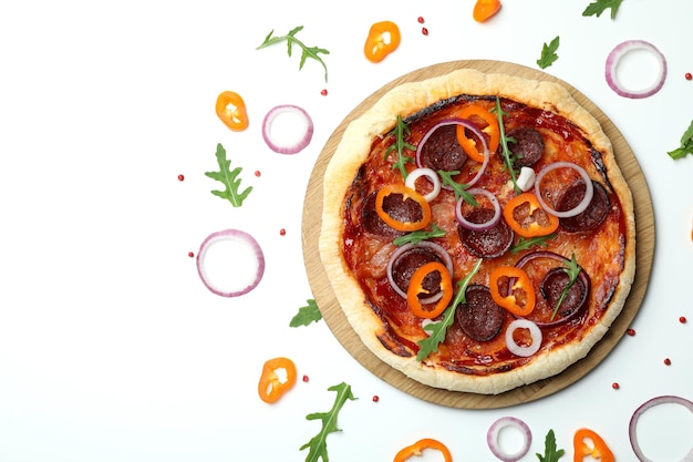 Concept de nourriture savoureuse avec pizza Salami sur fond blanc