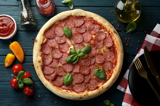 Concept de nourriture savoureuse avec pizza Salami sur table en bois