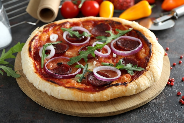 Concept de nourriture savoureuse avec pizza Salami sur table sombre