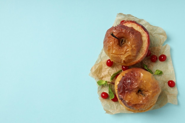 Concept de nourriture savoureuse avec des pommes au four sur fond bleu