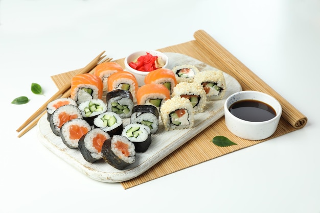 Concept de nourriture savoureuse avec des rouleaux de sushi sur fond blanc