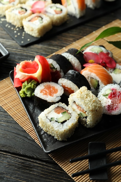 Concept de nourriture savoureuse avec des rouleaux de sushi, gros plan