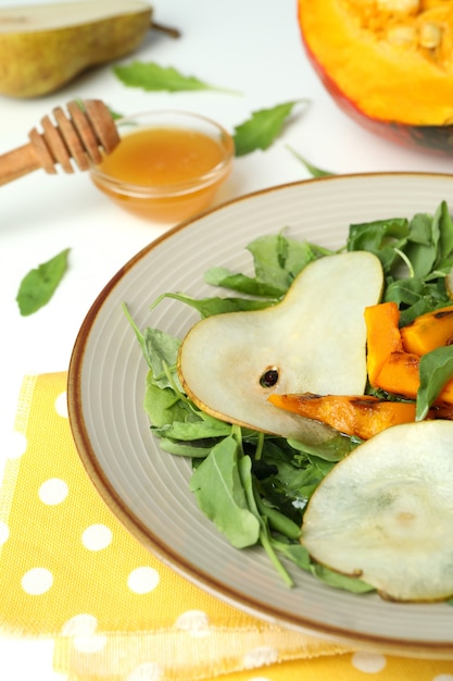 Concept de nourriture savoureuse avec salade de citrouille sur fond blanc