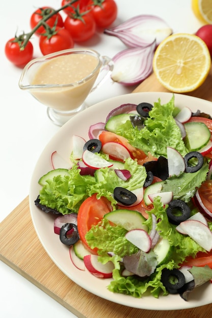 Concept de nourriture savoureuse avec salade de légumes à la sauce tahini sur fond blanc