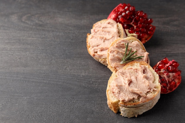 Concept de nourriture savoureuse avec des sandwichs au pâté