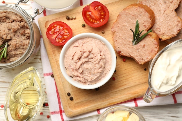 Concept de nourriture savoureuse avec des sandwichs au pâté