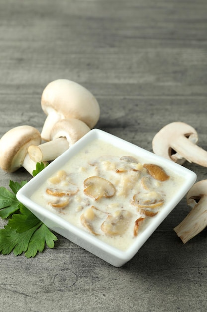 Concept de nourriture savoureuse avec sauce aux champignons sur fond de bois gris