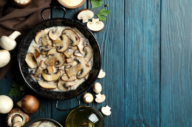 Concept de nourriture savoureuse avec sauce aux champignons sur fond de bois