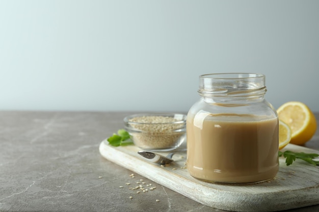 Concept de nourriture savoureuse avec sauce tahini sur table texturée beige