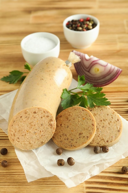 Concept de nourriture savoureuse avec saucisse de foie sur table en bois