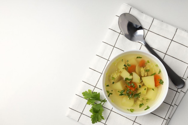 Concept de nourriture savoureuse avec soupe au poulet sur fond blanc