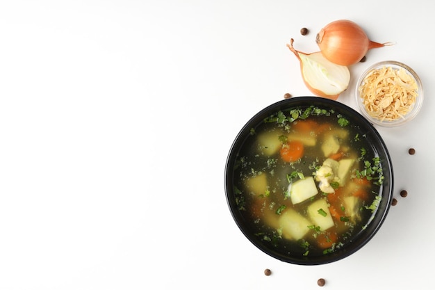 Concept de nourriture savoureuse avec soupe au poulet sur fond blanc