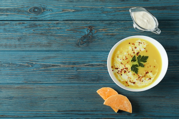 Photo concept de nourriture savoureuse avec soupe de potiron sur table en bois