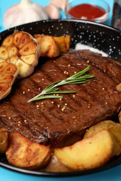 Concept de nourriture savoureuse avec steak de boeuf, gros plan