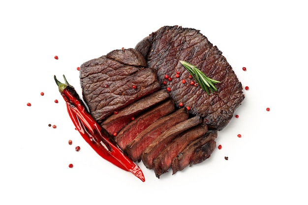 Concept de nourriture savoureuse avec des steaks de boeuf sur fond blanc